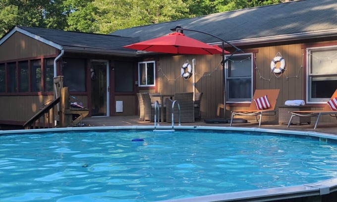 New Paltz Casa | Esopus Escape: Pool, Hot Tub & Media Room