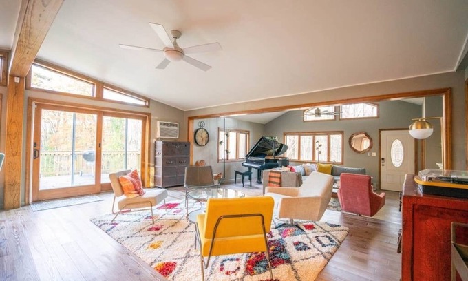 New Paltz Casa | Esopus Escape: Pool, Hot Tub & Media Room