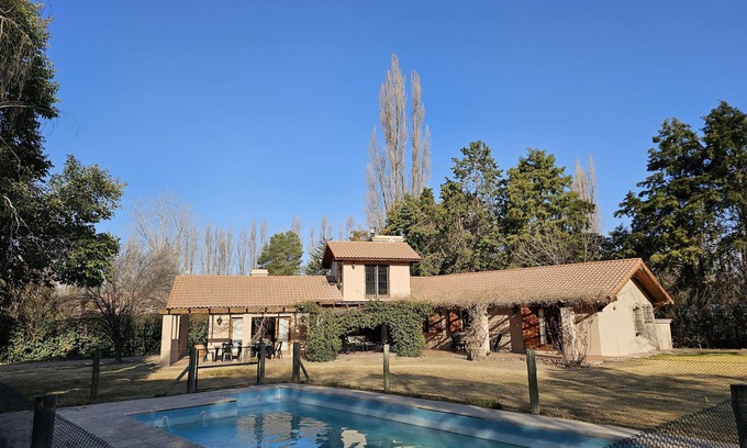 Chacras de Coria Casa | Espaciosa y cálida en medio de gran parque