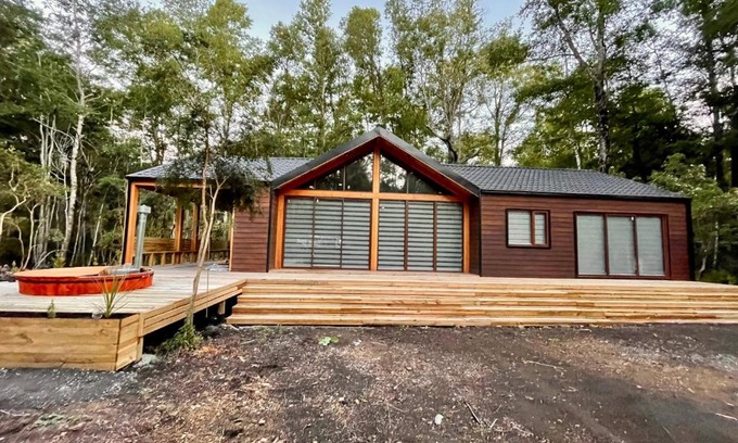 Pucon Casa | Espectacular Cabaña, 3D2B, con tinaja, recinto privado, 5 minutos del centro de Pucon