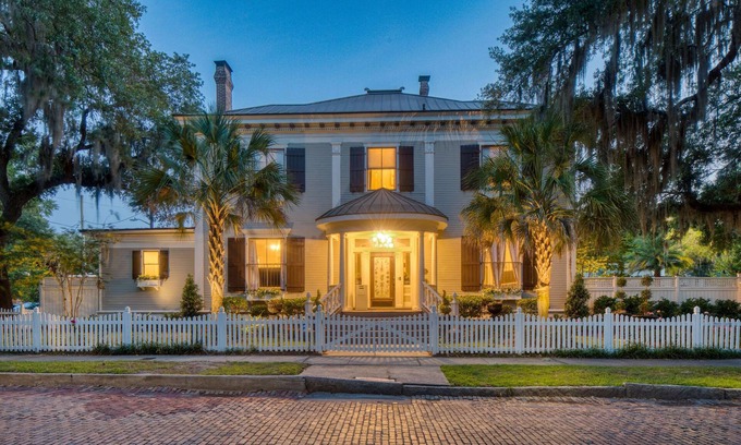 Metropolitan Casa | Estill Manor- Luxurious Savannah Estate with Pool & Garden - Sleeps 12!