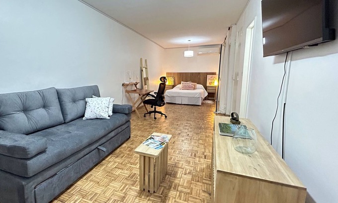 Retiro Apartamento | Estudio con Encanto: Patio Luminoso