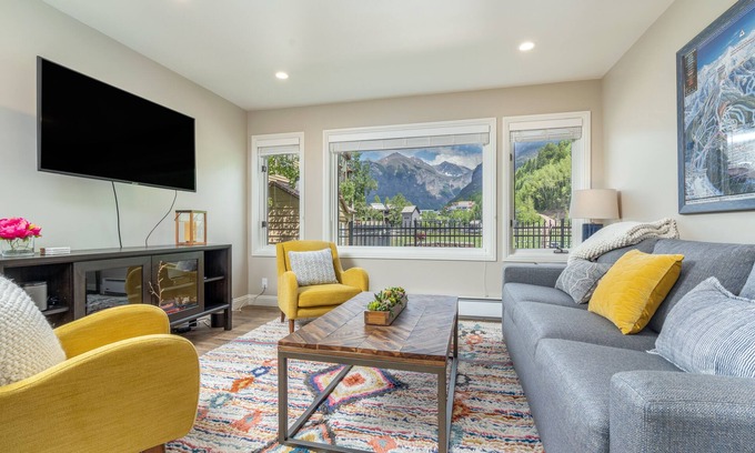 Telluride Condominio | ETTA 102- Heated Pool & Hot Tub, Easy Ski Access, Newly-Remodeled