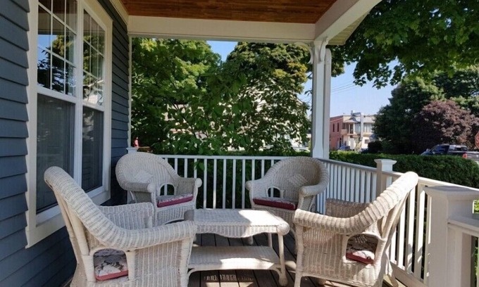 Southampton Casa | Eucalyptus Cottage - Steps to Downtown and the Big Flag - 3 Bedroom - 1 Bathroom