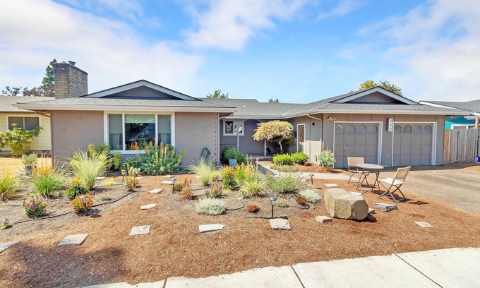 Harlow Casa | Eugene Retreat walk to Autzen & Pet-Friendly