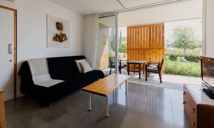 Pentakomo Apartamento | Eunoia | One-Bedroom Apartment, Art by PraXis Apartments