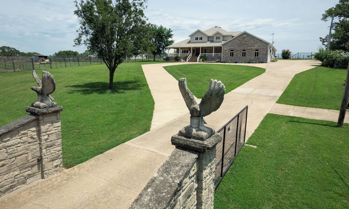 Eagle Rock Casa | Eureka Springs/Branson Zoo Safari Park House, huge pool, Sleeps 11 on 4 acres