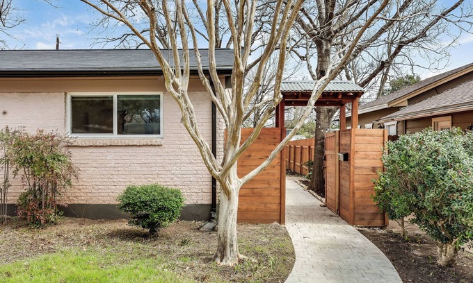 Windsor Park Casa | Euro-inspired 1-br cottage with AC, w/d, private fenced yard in central Austin