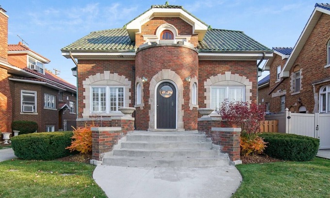 Berwyn Casa | European custom built home with 3 bedrooms near Chicago