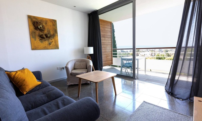 Pentakomo Apartamento | Eurythmia | One-Bedroom Apartment, Art by PraXis Apartments