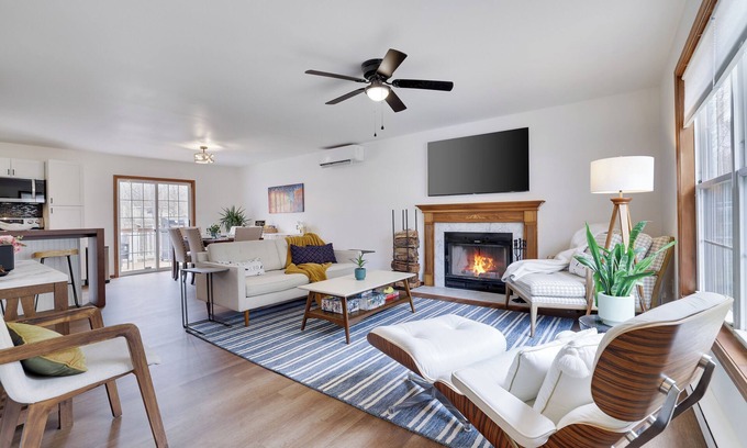 Tobyhanna Cabina | EV Charger, Community Pool, Movie Screen, Close to Most Pocono Attractions