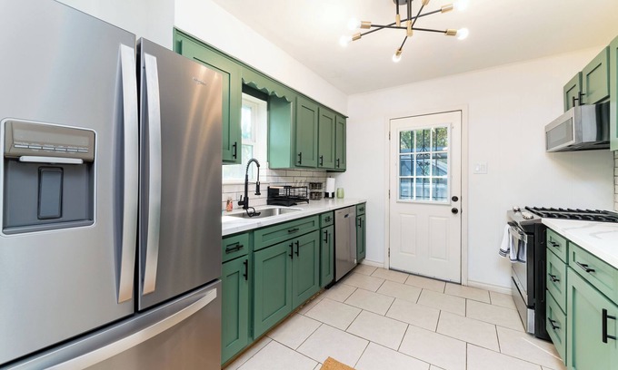 Greater Heights Casa | EV charger & desk+monitor! 2-1 in the Heights. FULLY fenced in. 5 min to d-town