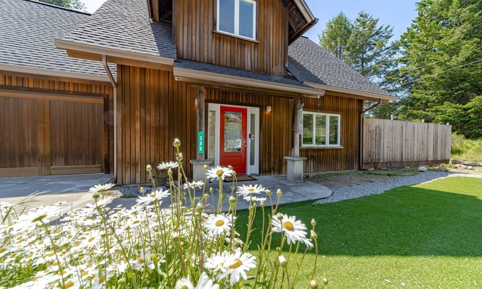 Shelter Cove Casa | EV charger, pet friendly, large ocean view deck, close to beaches, sleeps 8