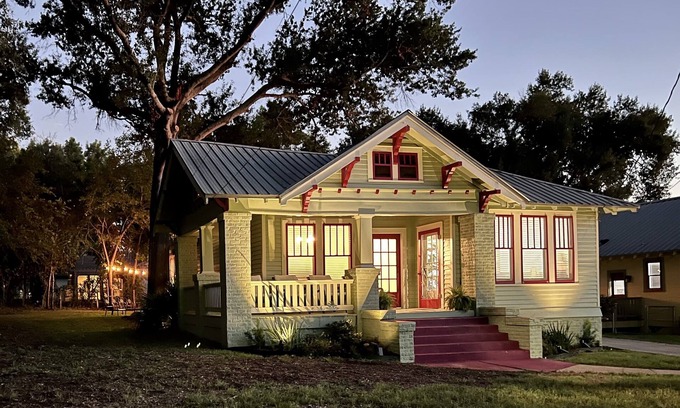 Brenham Casa | Eva on West Alamo
