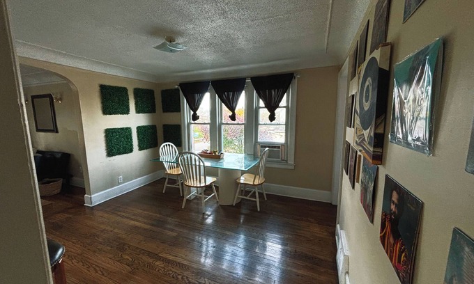 Detroit Condominio | Evanston BnB