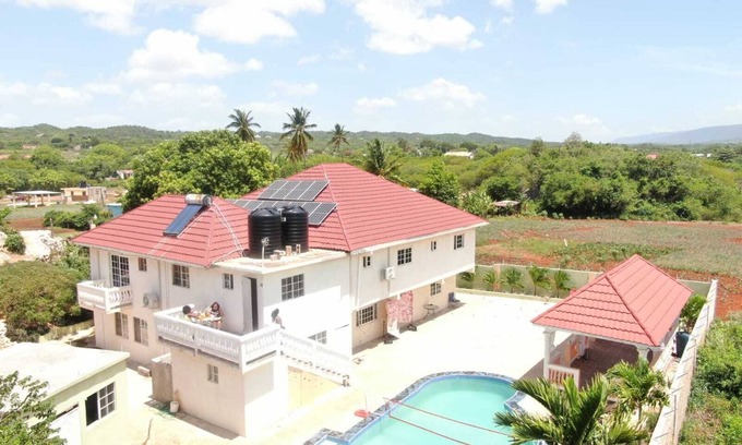 Porus Casa | Eve's Rockaway Villa is a beautiful home with 360 degrees views of nature that includes the tranquil Rose Hill and the unique Rocky Hill Trails.