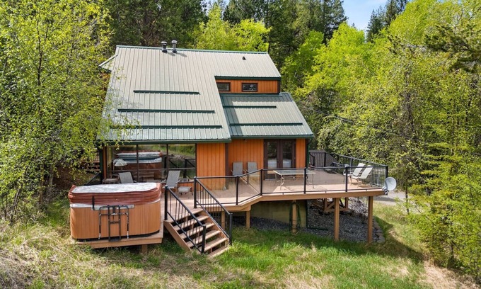 East Kootenay Cabina | Evergreen Escape | Hot Tub | Tucked in the Woods