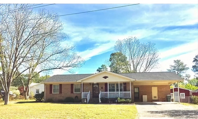 Fayetteville Casa | Highest Level Hospitality at this 3-Bedroom house in Fayetteville with WiFi