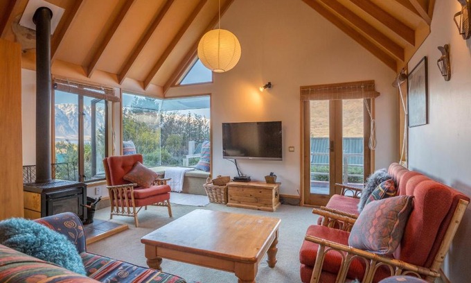 Sunshine Bay Casa | Evergreen Haven - Queenstown Holiday Home