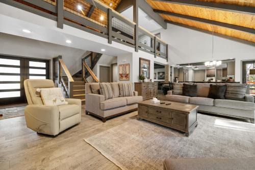 Evergreen Estates Casa | Evergreen -LUXURY CABIN WITH A HOT TUB, GAME ROOM & 3 EN-SUITE BEDROOMS!