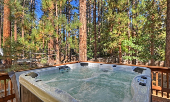Summit Estates Cabina | Evergreen Retreat by Destination Big Bear: Close to Snow Summit! Pool Table! Fenced Yard! Spa! Single Story!