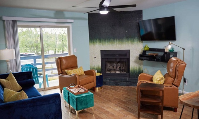 Timberline Condominio | Evergreen Retreat – Walk to Timberline Mountain ski lifts and lodge!