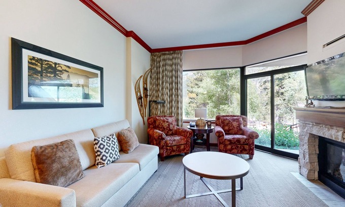 Olympic Valley Condominio | Everline Resort & Spa adjoining condos with pool, hot tub, ski-in/ski-out locale