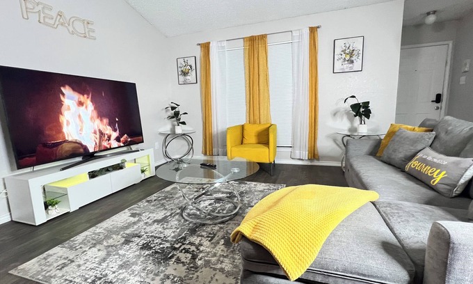 Arlington Casa | Enjoy easy access to everything in the Entertainment District from our home base