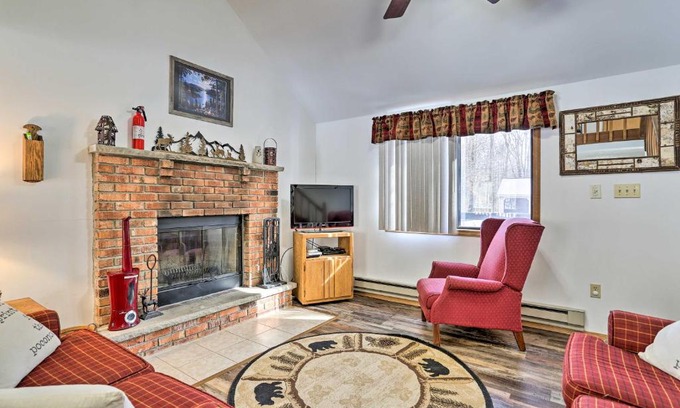 Pocono Lake Casa | Evolve Getaway with Arrowhead Lake Amenity Access!
