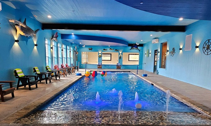 Gatlinburg - Pigeon Forge Cabina | Excalibur: Pickleball, Duck Pin Bowling, Indoor Pool