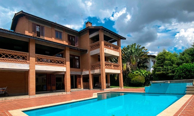 Carapicuiba Casa | Excelente Propriedade na Granja Viana