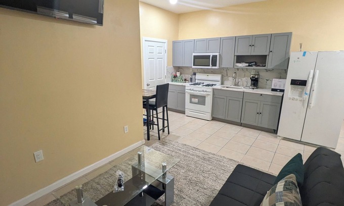 Forest Hill Condominio | Excellent 4-bedroom condo with AC in vibrant Newark
