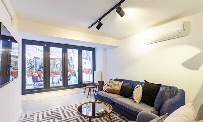 Cihangir Apartamento | Excellent Flat with Lovely Backyard in Cihangir