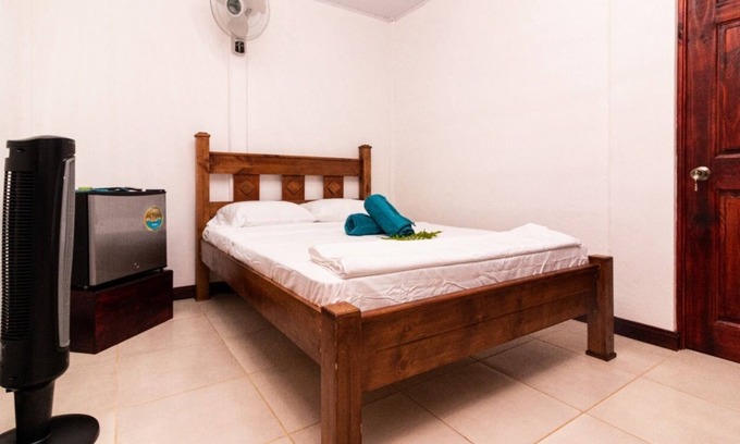 Cocles Cabina | Private Room 5 minutes to the beach- FAN-FREE PARKING AND WIFI-PRIVATE BATHROOM