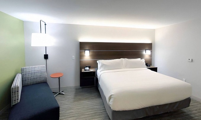 Livonia Casa | Exceptional Comfort in an Elegant Room! Free WiFi!