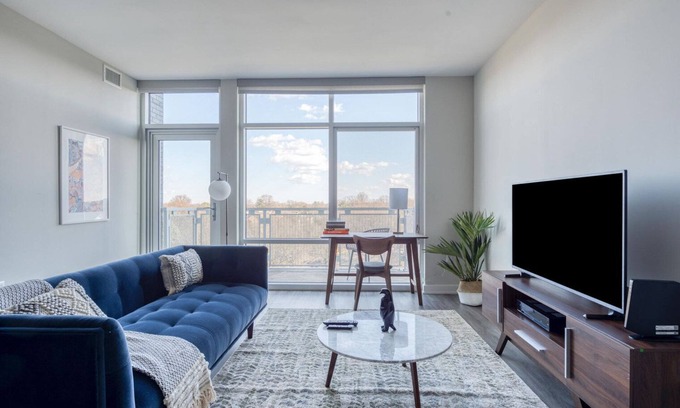 McLean Apartamento | Exceptional Fairfax 1BR w/ Gym & BBQ Grills, nr Theater, by Blueground