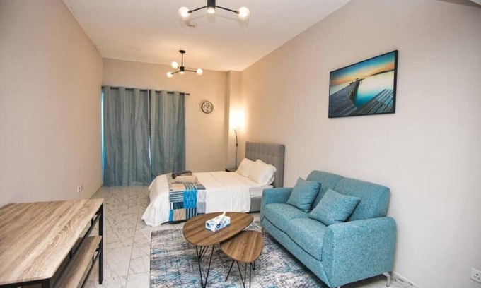 Jumeira 3 Apartamento | Exceptional Furnished Studio with AC, WiFi, fitness gym and pool