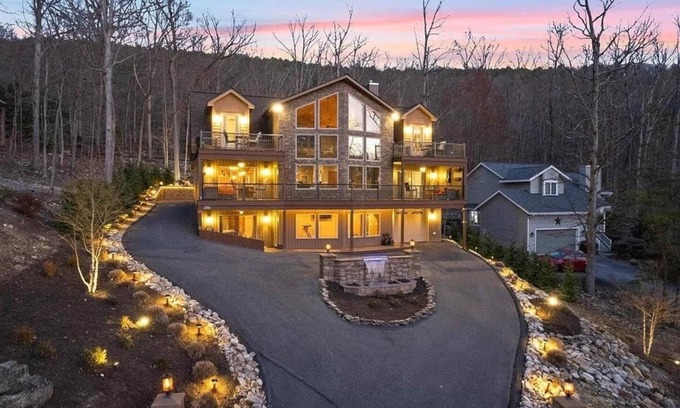Massanutten Casa | Exceptional Massanutten Lodge-Magazine Worthy Backyard Oasis-Hot Tub-Decks-Views!