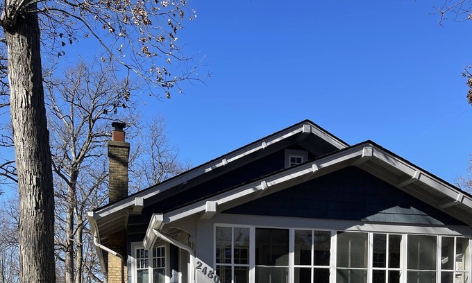 Russell Casa | Exceptional Modern Cottage in Prime Location