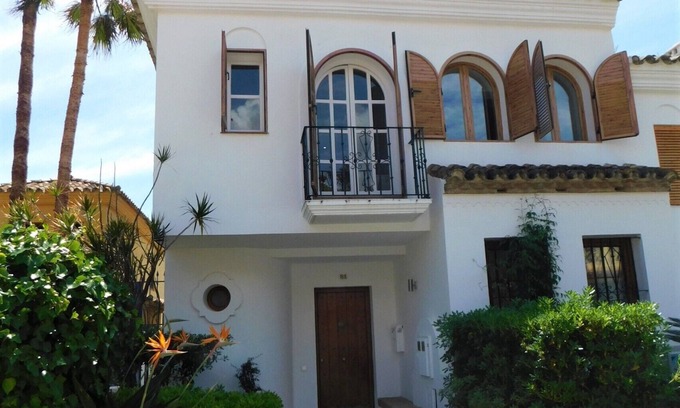 San Roque Casa | Excepcional casa de pueblo moderna con vistas a la piscina con vistas al mar.