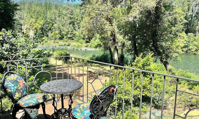 Gasquet Apartamento | Studio apartment with beautiful, spectacular river view.