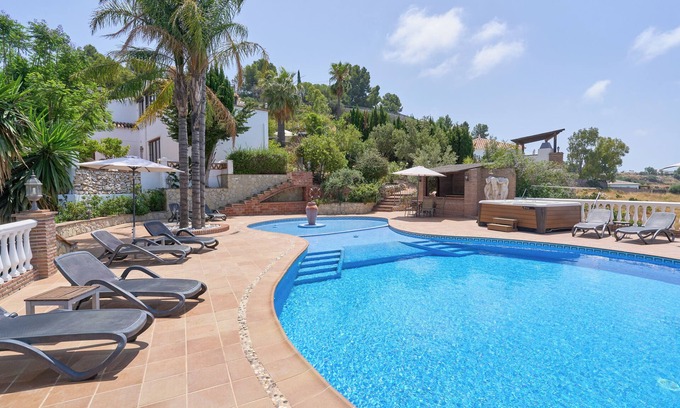 Frigiliana Villa | Excepcional villa con piscina infinita, bañera de hidromasaje, vistas al mar y a la montaña