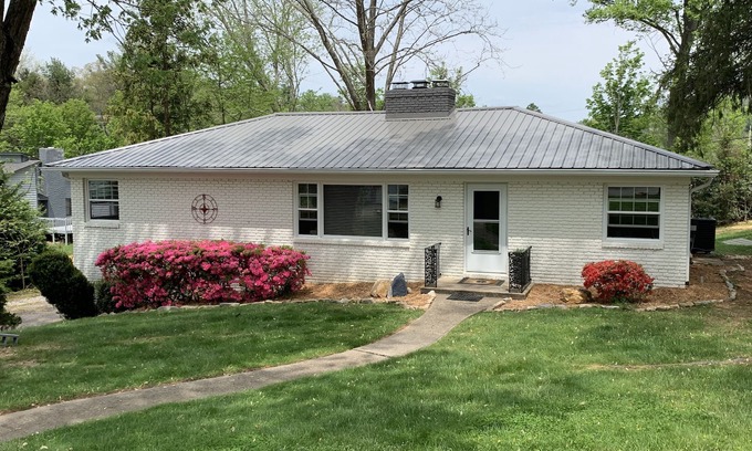 Asheville Apartamento | EXCEPTIONALLY CLEAN-SUPER QUIET-VERY COMFY & CLOSE TO ASHEVILLE !!
