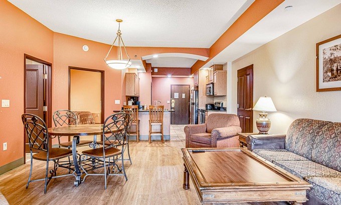 Wisconsin Dells Condominio | Exciting condo with water park, fireplace, hot tub, & central AC