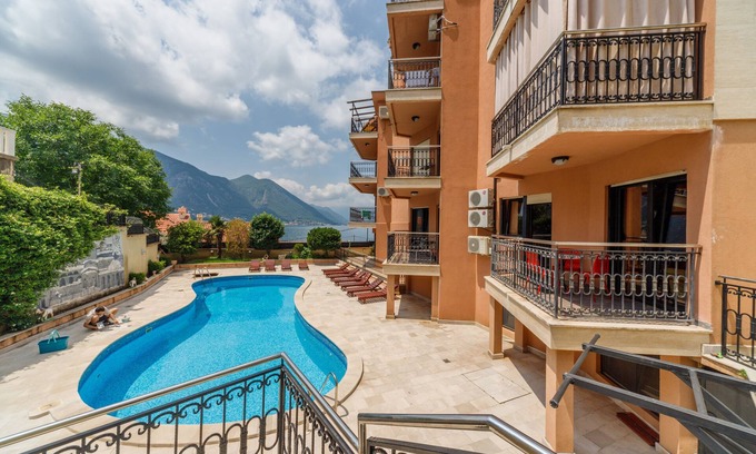 Dobrota Apartamento | Apartamento exclusivo de 2 dormitorios con piscina compartida y vistas a la bahía de Kotor.