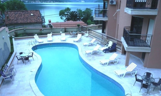 Dobrota Apartamento | Exclusivo apartamento de 2 dormitorios con vistas al mar y piscina.