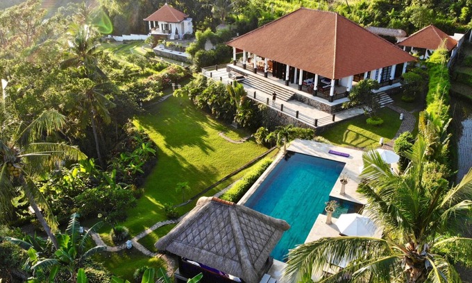 Kayu Putih Villa | ¡Exclusiva villa de 5 estrellas con vistas de 365 ° al mar, montañas y arrozales!