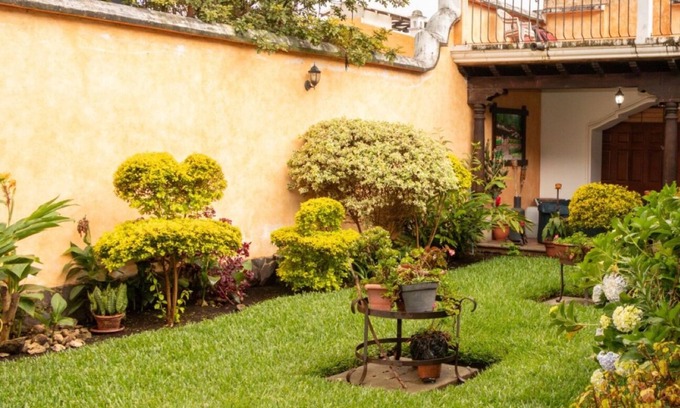 Jocotenango Casa | Condominio Exclusivo y Colonial, Jacuzzi Privado, Terraza, Jardin