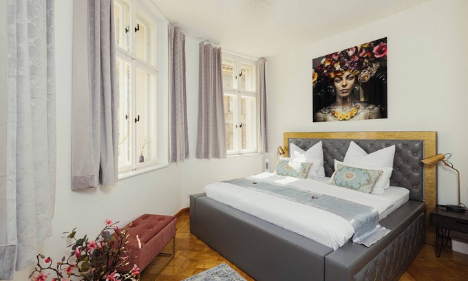 Zeitz Apartamento | Exclusive Arthur vacation apartment in a historic townhouse in a prime central location!