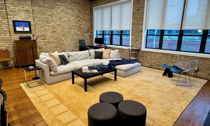 West Loop Apartamento | Exclusive Fulton Market Retreat: 3BR Loft + Private Rooftop Lounge